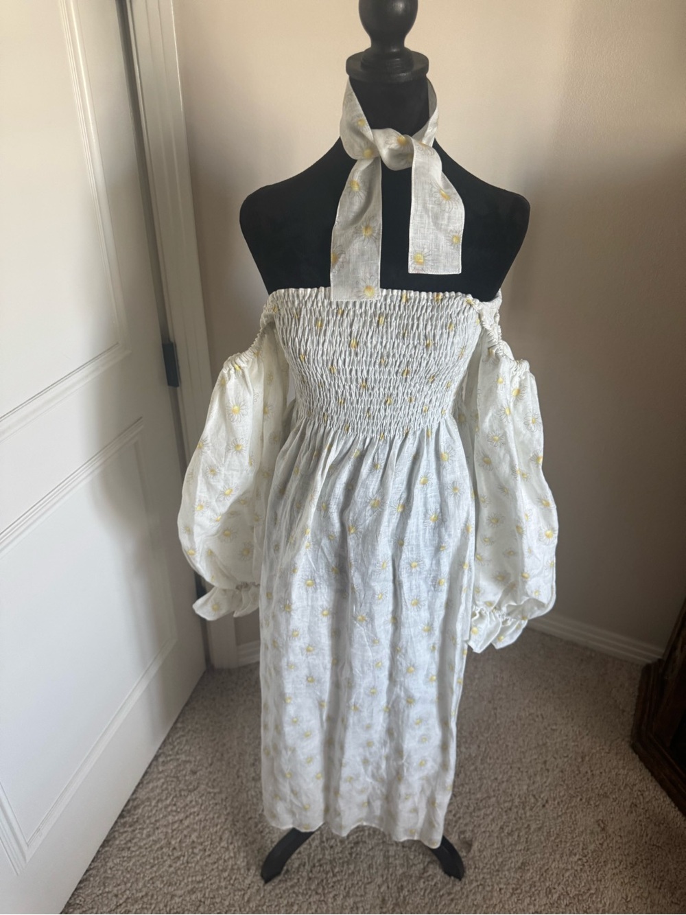 Sleeper Atlanta White Off-Shoulder Smocked Dress Daisy Print with Hair Tie L - Picture 4 of 5